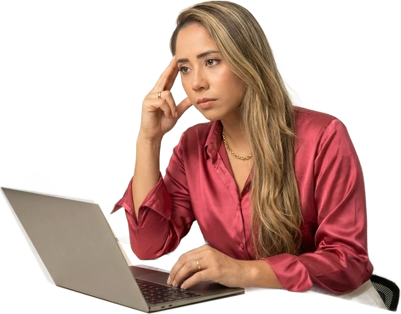 Emprendedor preocupado revisando su negocio en el computador y el celular